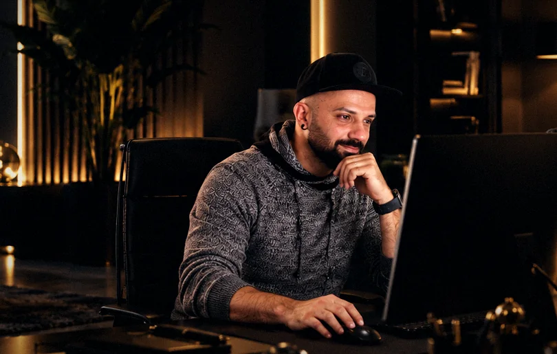 Mehmet von One Art bei der Arbeit an Website und Marketing